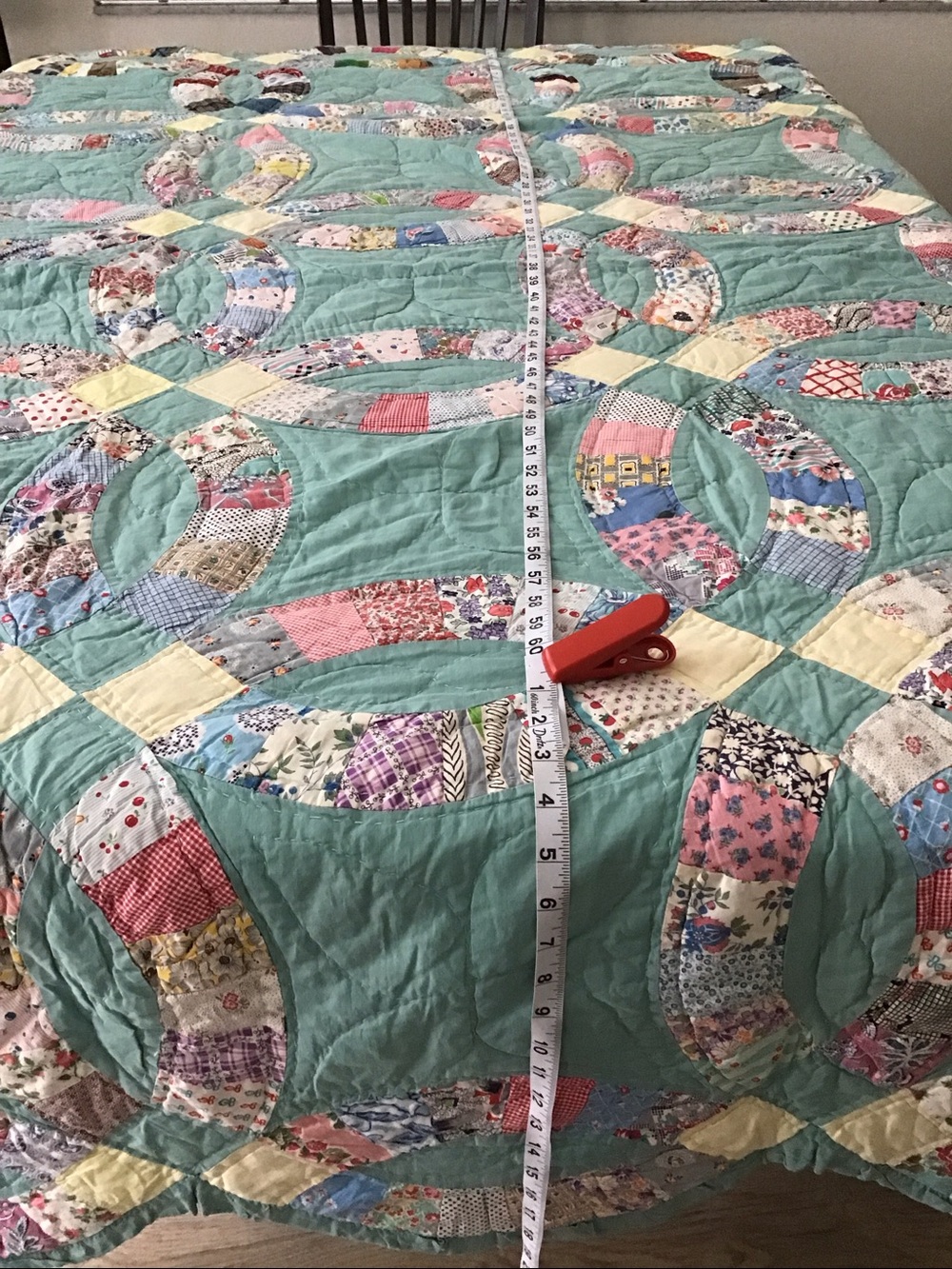 Vintage Double Wedding Ring quilt from the 1930s-1940s - Picture 12 of 15